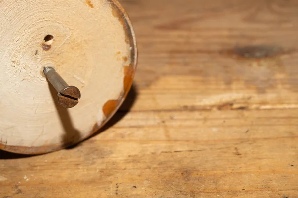 Alte Schraube aus Holz aus nächster Nähe. Tischlerarbeiten — Stockfoto