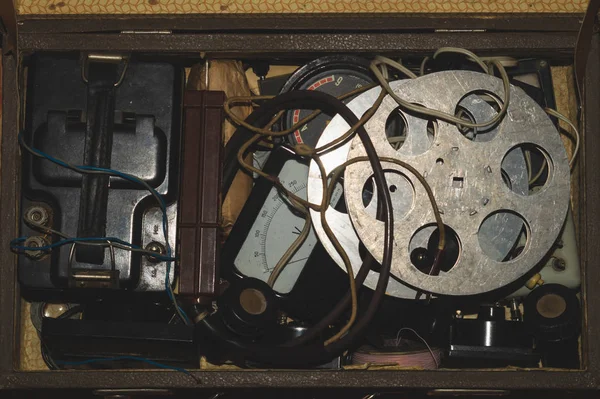 Çeşitli vintage şeyler ile Case. eski film makara. multimetreler ve kablolar