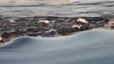 Pürüzsüz su akışı. Kayalık nehir akıntısı