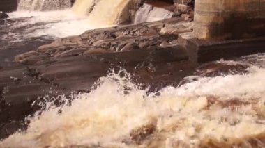 Baraj arkaplanından çağlayan şelale akışı