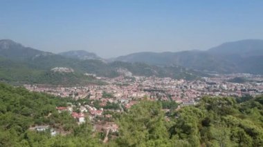 Tepeler arasında deniz kıyısında bir şehir olan doğa manzarası. dağ kasabası