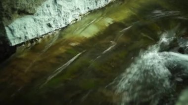 Kanaldaki su akışını kapat.