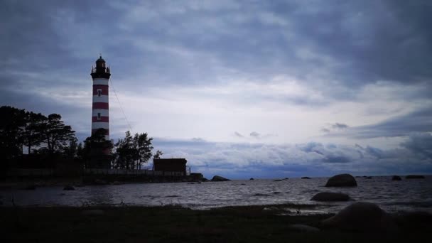 Farol Brilha Perto Costa Pôr Sol Farol Noite — Vídeo de Stock