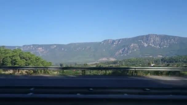 Belle vue sur le paysage de montagne de la forêt du transport mobile