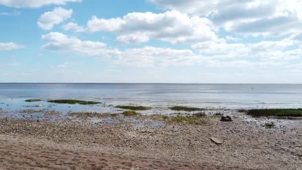 Des vagues de mer arrivent sur le rivage. surface de l'eau avec des ondulations. paysage marin avec ligne d'horizon. ciel avec nuages
