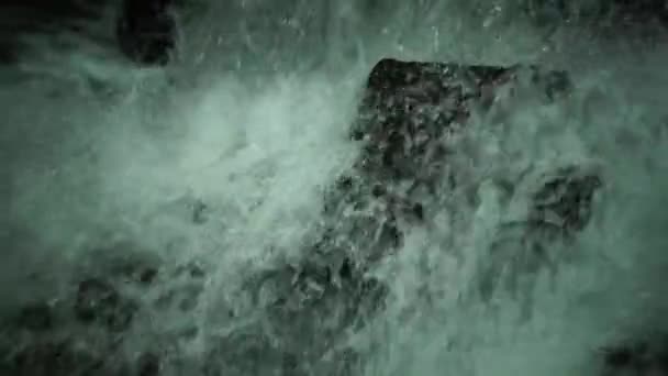 Kayalık Nehirdeki Akıntısı Şelaleye Yaklaş — Stok video