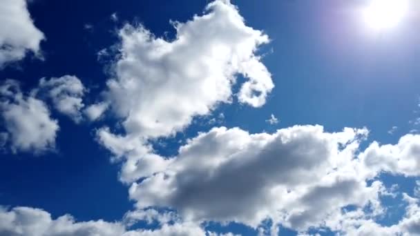 Голубое Небо Движущимися Облаками Солнечный Облачный Ландшафт — стоковое видео