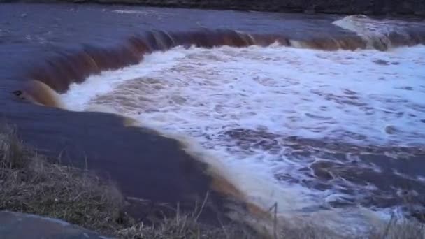 岩の多い川の水の流れ 広い滝 — ストック動画