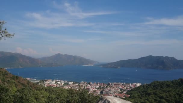 在山间的海滨 有着一座城市的自然景观 山区城镇 — 图库视频影像