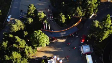 Yüksek bir yerden parkta yürüyen insanlara bak.