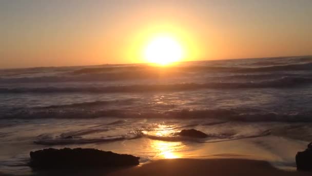 Ondas Oceánicas Que Van Orilla Con Puesta Sol Dorada — Vídeos de Stock