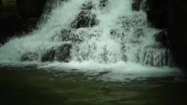 Kayalık nehirdeki su akıntısı. Şelaleye yaklaş