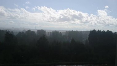 Bulutlu bir günde baharın başında yağmur yağar. Rüzgarlı bulutlu hava