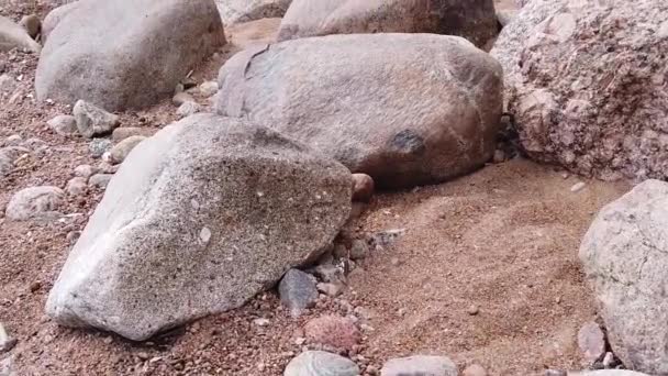 Piedras Guijarros Arena Rocas Orilla Cámara Lenta Entre Las Rocas — Vídeos de Stock