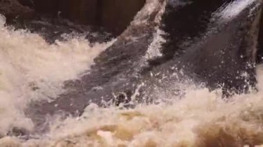 Barajdan çağlayan şelale