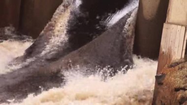 Barajdan çağlayan şelale