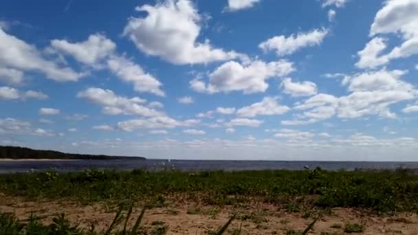 飘扬的云彩掠过海岸的时间 有云彩运动的海岸线 海浪和蓝天 — 图库视频影像