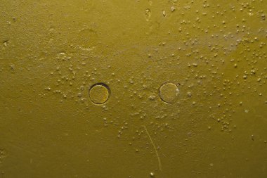 Paslı çelik dokusu. İzleri ve çizikleri olan kaba metal bir plaka. boyalı demir arkaplan