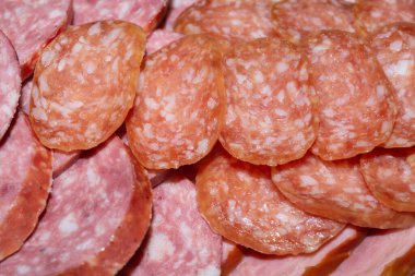 Salam geçmişi. Bir sürü dilimlenmiş sosis.