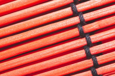 Bambu hasırı arkaplanı kapat. Ahşap zemin. kırmızı ahşap sopalar birbirine bağlanmış