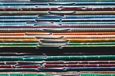 Bir yığın eski dergi. Bir yığın eski gazete. Vintage dergiler birbirinin üzerine uzanıyor. Yazdırılmış yayınlardan renkli arkaplan