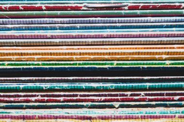 Bir yığın eski dergi. Bir yığın eski gazete. Vintage dergiler birbirinin üzerine uzanıyor. Yazdırılmış yayınlardan renkli arkaplan