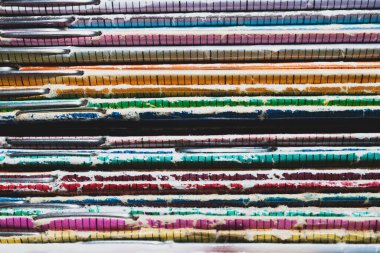 Bir yığın eski dergi. Bir yığın eski gazete. Vintage dergiler birbirinin üzerine uzanıyor. Yazdırılmış yayınlardan renkli arkaplan