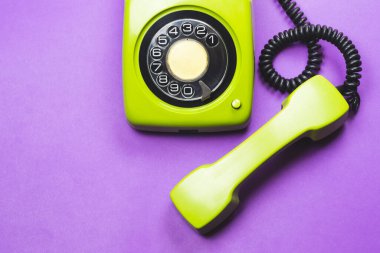 Cep telefonlu. Telefon ahizesi olan klasik yeşil bir telefon. Ofis geçmişi. Eski iletişim teknolojisi. Boşluğu kopyala