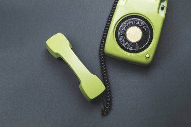 Cep telefonlu klasik bir telefon. Telefon ahizesi olan klasik yeşil bir telefon. Ofis geçmişi. Eski iletişim teknolojisi. Boşluğu kopyala