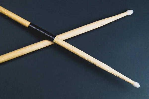 Renkli arka planda izole edilmiş bir çift tahta but. Boşluğu kopyala