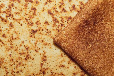 İnce krepler arka planı kapatır