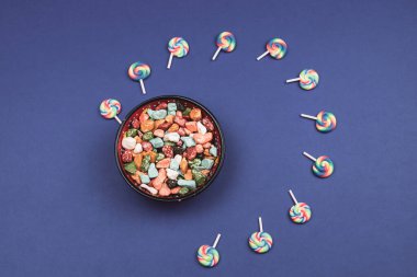 Lolipop ve şeker. Renkli taşlar şeklinde şekerleme kasesi. Boşluğu kopyala