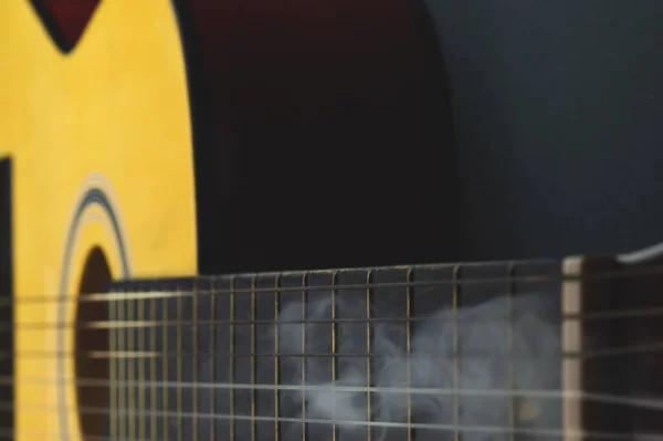 Ακουστική Κιθάρα Στον Καπνό Από Κοντά Μουσικό Όργανο Χορδές Στο — Φωτογραφία Αρχείου