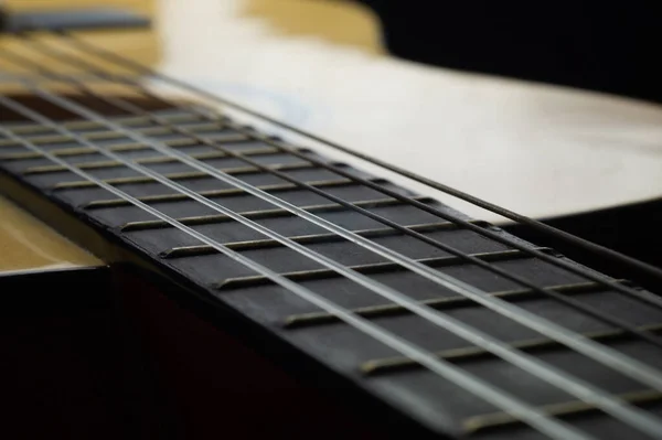 Akustik Gitar Yakın Çekim Müzik Aleti Gitar Panosundaki Dizgiler — Stok fotoğraf