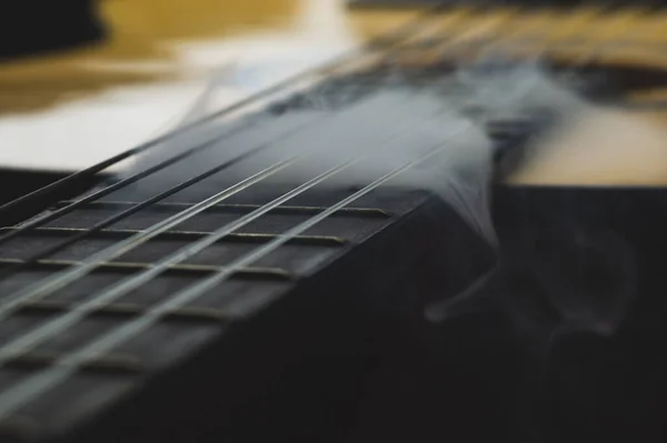 Guitarra Acústica Fumo Perto Instrumento Musical Cordas Painel Instrumentos Guitarra — Fotografia de Stock