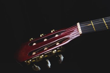 Siyah arka planda gitar başlığı. Akustik müzik aleti. Boşluğu kopyala