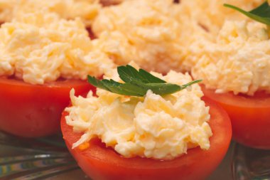 Peynirli ve maydanozlu domates. Sebzelerden aperatif. rendelenmiş peynirli domates yarımları