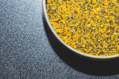 Kavanozdaki köri baharatı. Sokağa çıkma yasağı. Sarı sosu kapat. Boşluğu kopyala