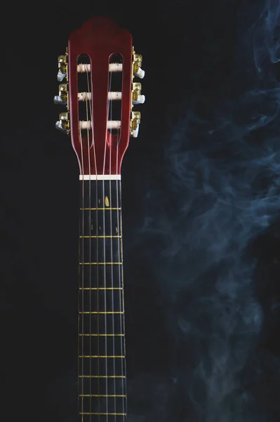 Guitarra Fumo Fundo Preto Instrumento Musical Acústico Cordas Pescoço Guitarra — Fotografia de Stock