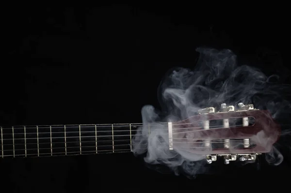 Guitarra Fumo Fundo Preto Instrumento Musical Acústico Cordas Pescoço Guitarra — Fotografia de Stock