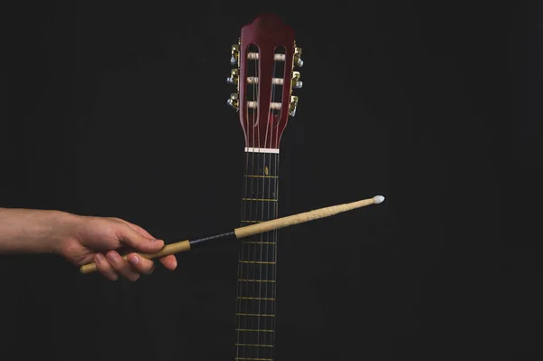 Batom Mão Violão Fretboard Perto Instrumento Musical Acústico Espaço Cópia — Fotografia de Stock