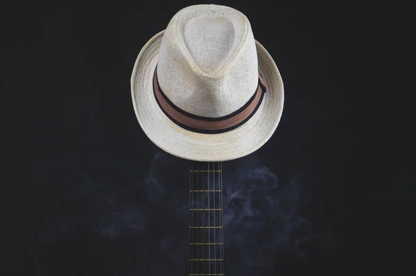 Cappello Bianco Fumo Appeso Alla Tastiera Della Chitarra Strumento Musicale — Foto Stock