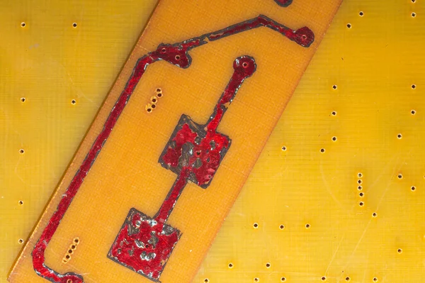 Handgefertigte Leiterplatte Mit Roten Lötschienen Industrieller Hintergrund Textolite Mit Löten — Stockfoto