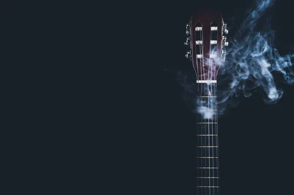 Gitár Füstben Fekete Háttérben Akusztikus Hangszer Húrok Gitár Nyakán — Stock Fotó