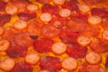 Bol salamlı ve pepperonili ev yapımı pizza.