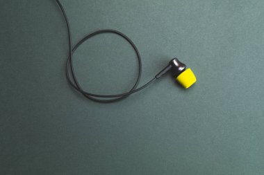 Sarı kulaklıklı kulaklık. Kulaklıklar. Modern tarz. ses ekipmanları