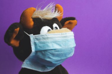 Mavi koruyucu maskeli komik pelüş oyuncak