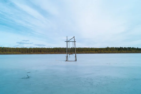 凍った湖で木製のスイング 孤独の概念 池の真ん中にスイングスタンド 自然景観 — ストック写真