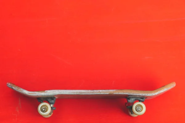 赤い背景に小さなスケートボード 指のための小さなスケート 指板を閉めろ コピースペース — ストック写真
