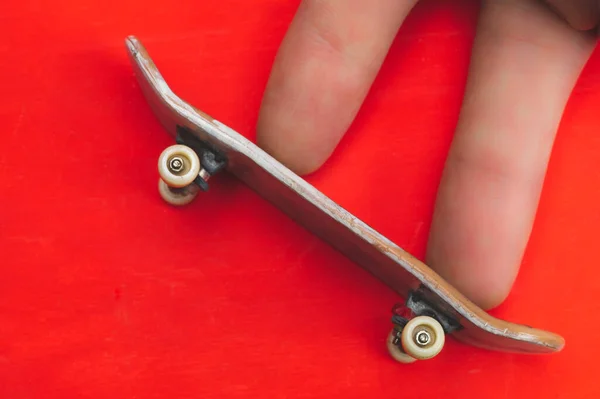 Pequeno Skate Fundo Vermelho Dedos Patins Minúsculos Brincar Com Tábua — Fotografia de Stock